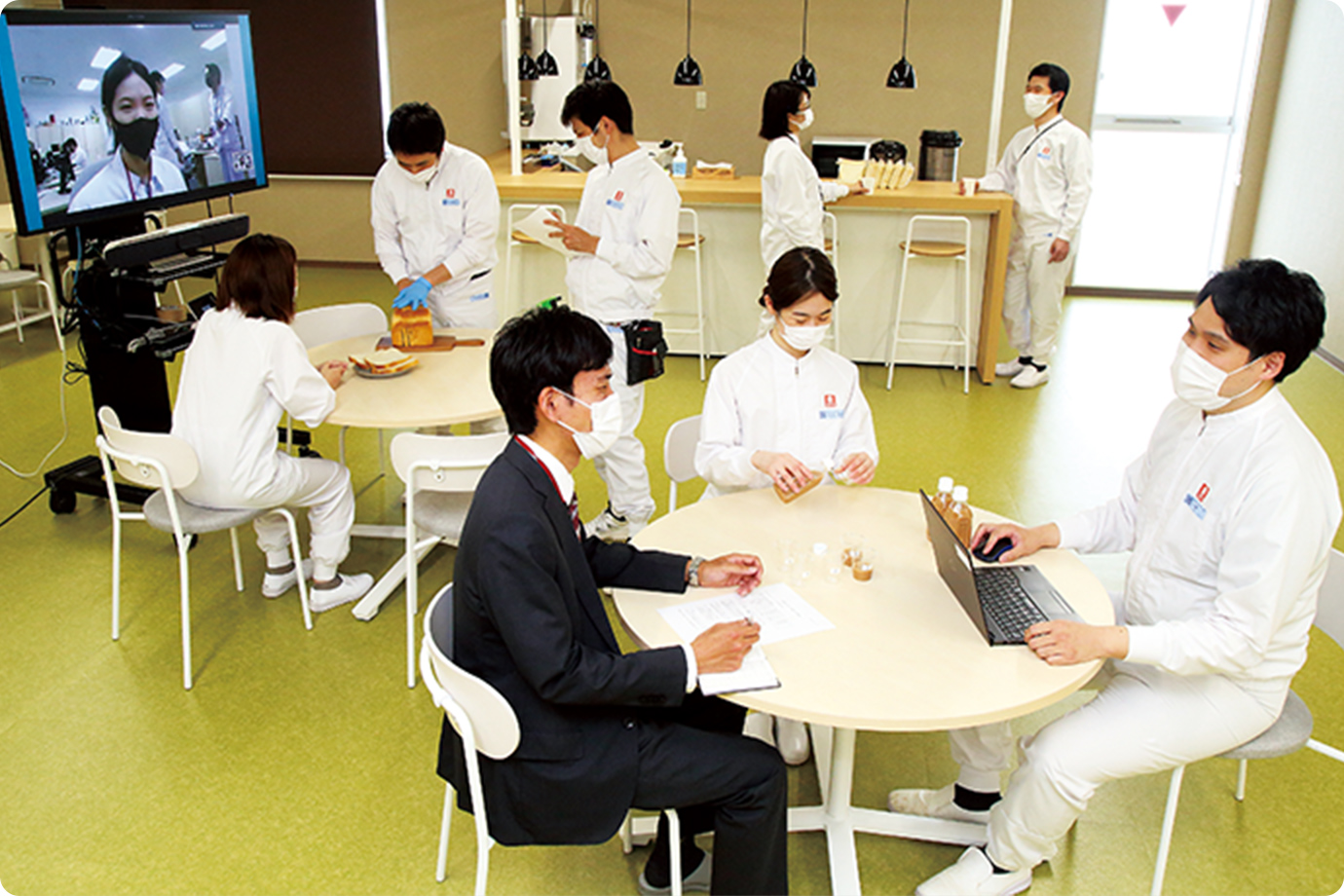 昼食をとったり、打ち合わせに使えるフリースペース