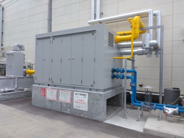 自然冷媒(アンモニア/CO₂)を使用した冷凍機(理研食品)