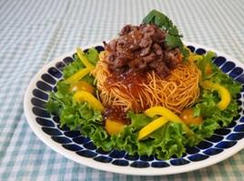 牛肉とパリパリ麺のサラダ