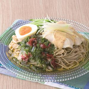 蒸し鶏と海藻のヘルシーサラダ蕎麦