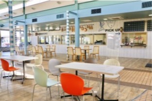 島内レストラン風景