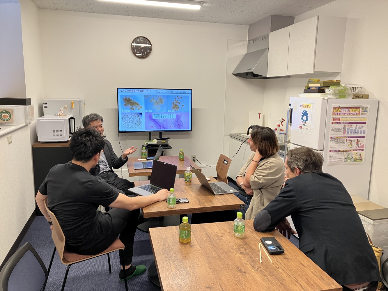 当社の研究について説明風景