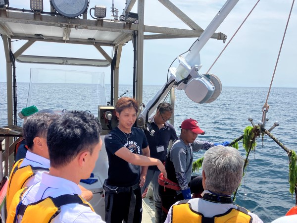 コンブ養殖説明風景 コンブ養殖説明風景