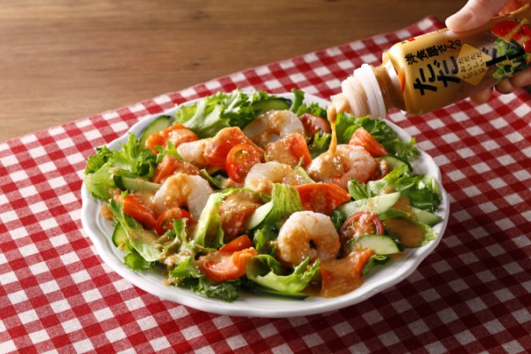 シーフードのごちそうサラダ シーフードのごちそうサラダにドレッシングをかけるシーン