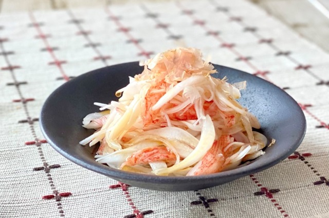 シャキシャキ食感のオニオンサラダで旬を味わう 新玉ねぎとカニカマのサラダの写真