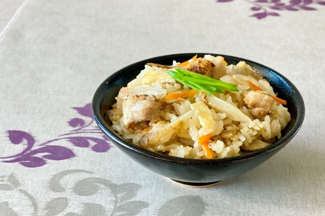 鶏とごぼうの炊き込みごはんの写真