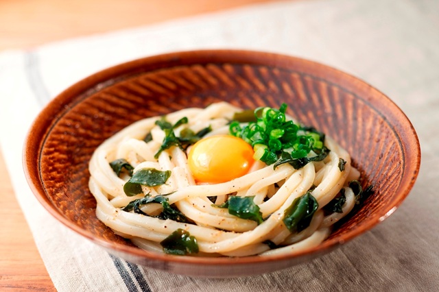 あえるだけでやみつき！お手軽わかめうどんの写真