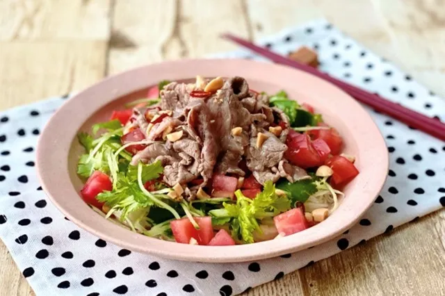 食欲そそる!エスニック風サラダそうめんで夏バテ知らずに 牛肉とトマトのエスニック風サラダそうめんの写真