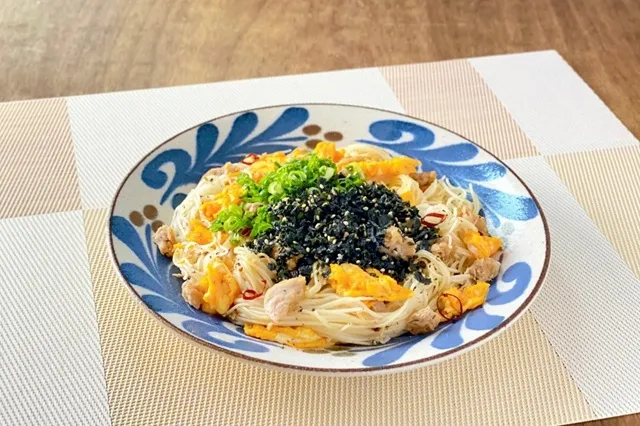 余ったそうめんが大変身!包丁いらずのそうめんチャンプルー ザクザクわかめとツナのそうめんチャンプルー の写真