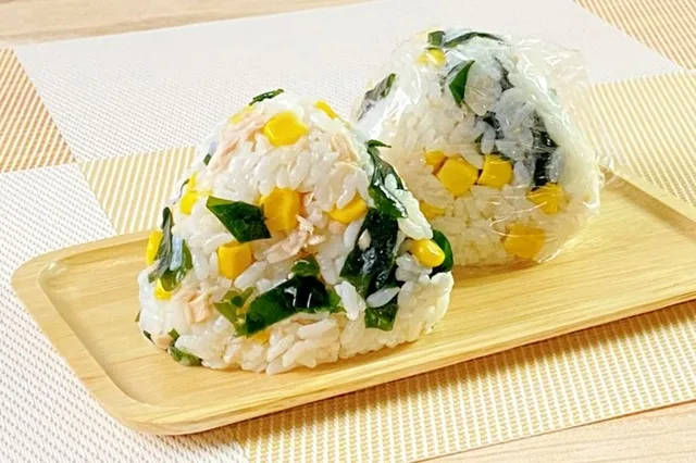 わかめとツナコーンのおにぎりの写真