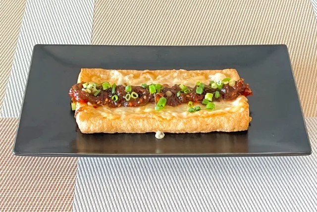 油揚げのマヨチーズ焼き　もずくキムチのせ