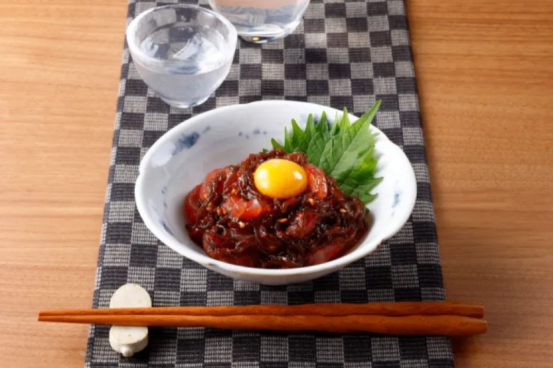 「ピリ辛もずくキムチのまぐろユッケ」