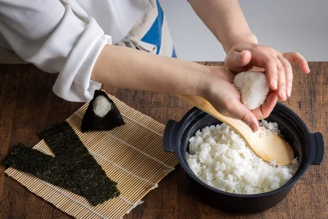 おにぎりを握る人の写真