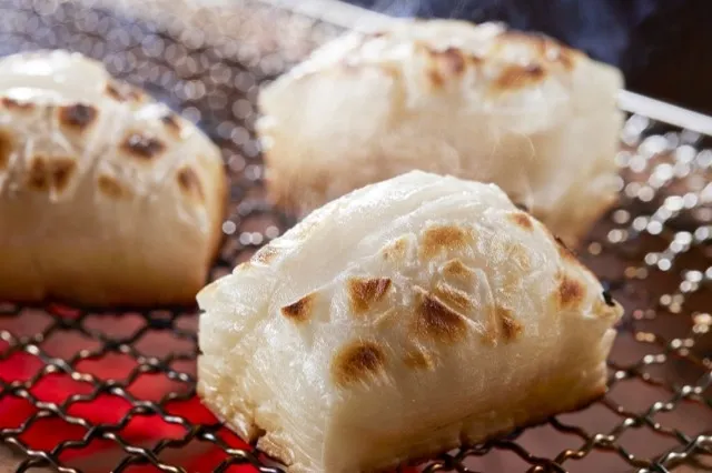 網で焼いているお餅の写真