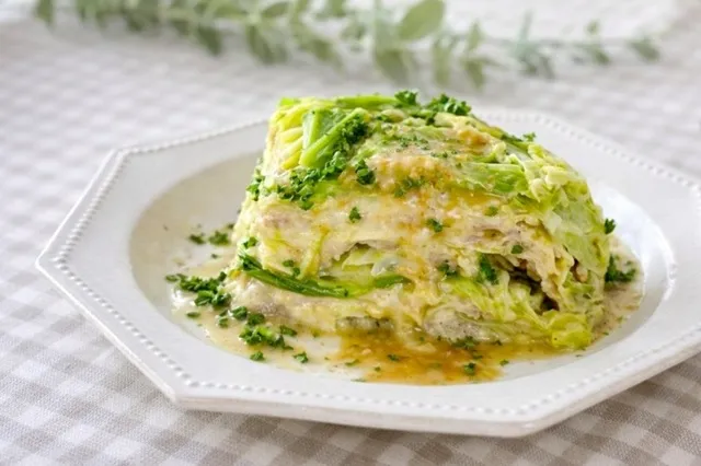 豚しゃぶ肉と春キャベツのミルフィーユ蒸しの写真
