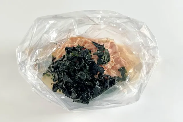 わかめとツナを袋に入れた画像
