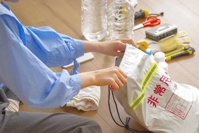 防災グッズを整理する様子