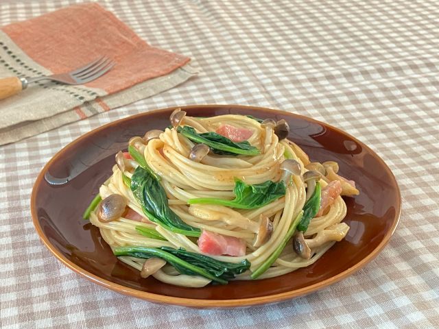 『リケンのノンオイル セレクティ あめ色玉ねぎ』使用レシピ「ベーコンとほうれん草のあめ色玉ねぎパスタ」