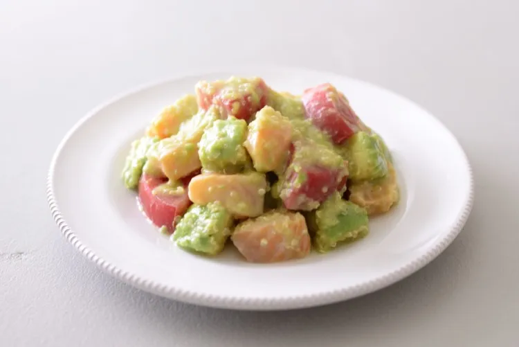 アボカドとサーモンのキヌアサラダ