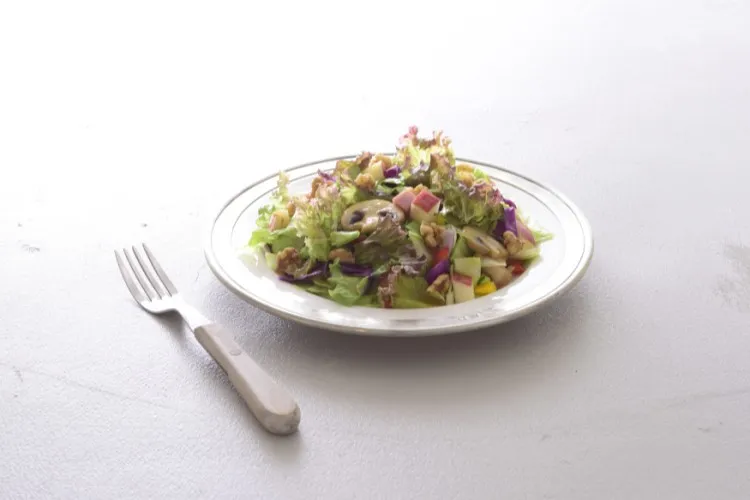 カラフル野菜とベーコンのチョップドサラダ