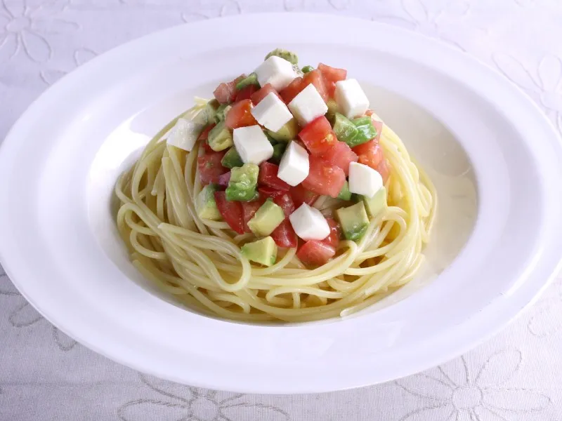 トマトとアボカドの冷製パスタ