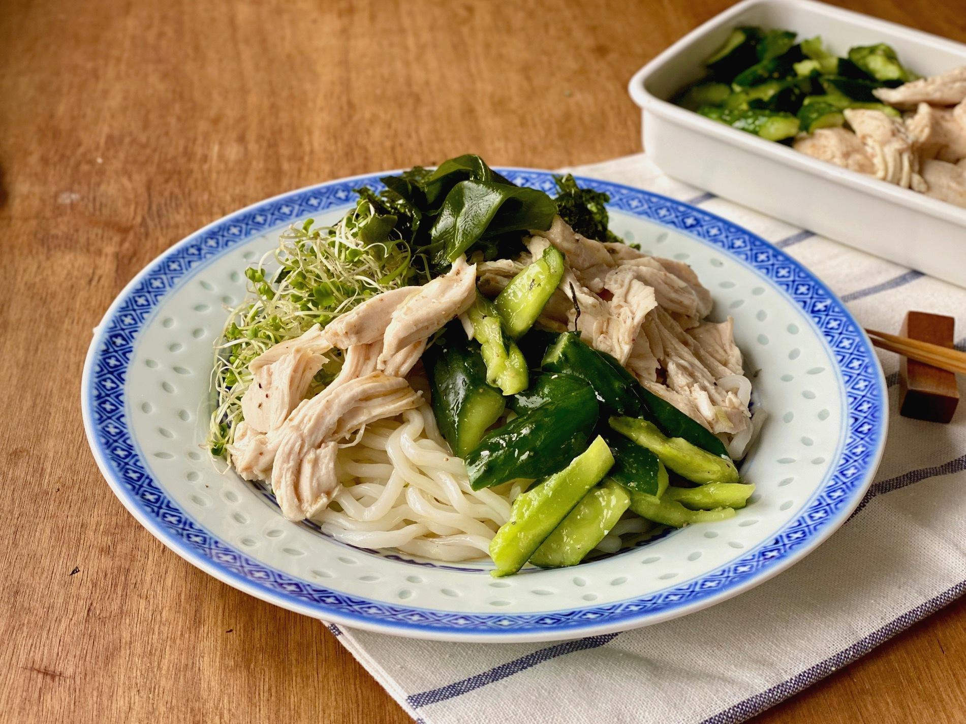 チキンとたたききゅうりのサラダうどん