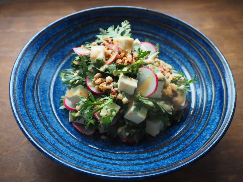 『リケン サラダデュオ ごまわさび』使用レシピ「豆腐と春菊のサラダ」