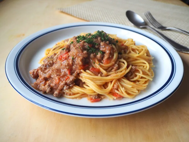 『リケンのノンオイル くせになるうま塩』使用レシピ「ミートソースのレンチンパスタ」