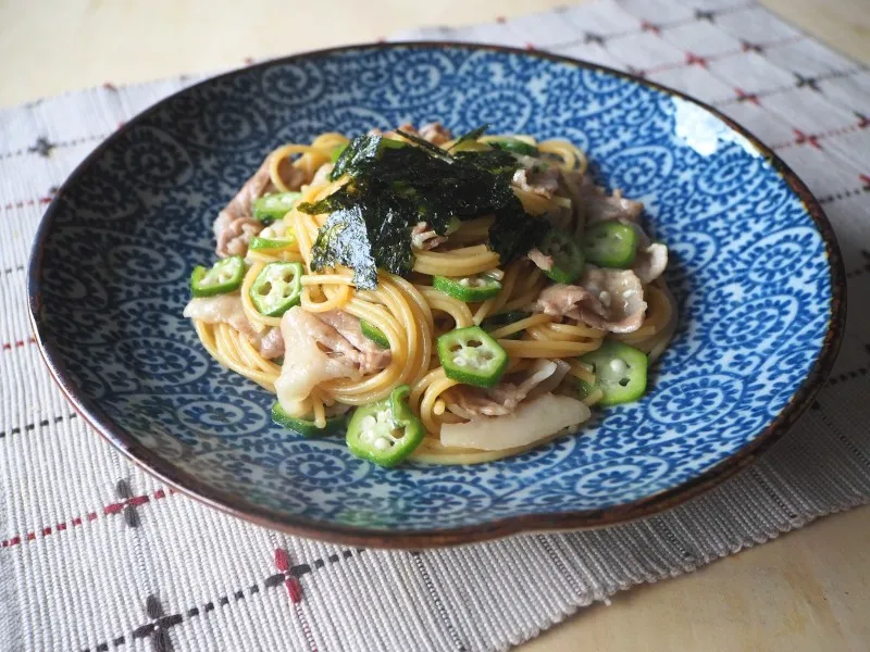 『リケンのノンオイル 青じそ』使用レシピ「豚肉とオクラのレンチンパスタ」