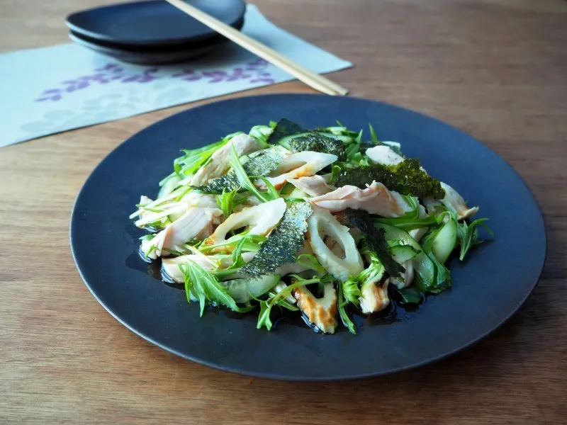 『リケンのノンオイル 青じそ』でさっぱり食べられる「鶏むね肉とちくわのサラダ」