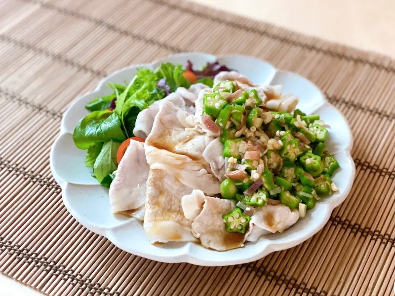 『リケンのノンオイル 青じそ』を使用した暑い時期におすすめレシピ「夏野菜のさっぱり豚しゃぶサラダ」