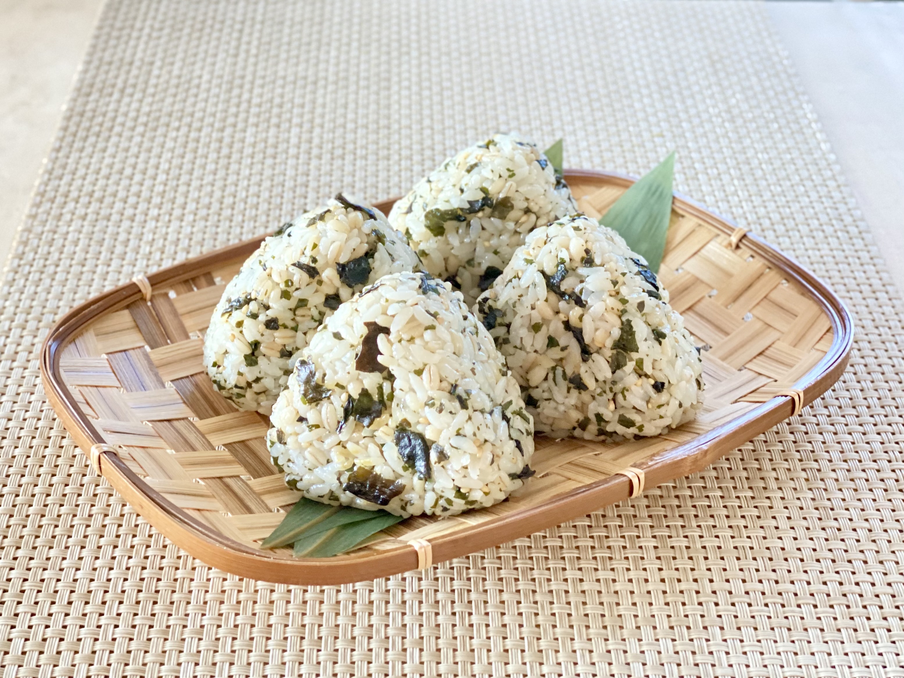ザクザクわかめのもち麦おにぎり ザクザクわかめのもち麦おにぎり