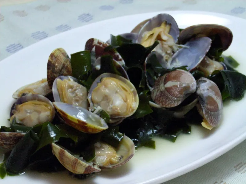 わかめとあさりのワイン蒸し