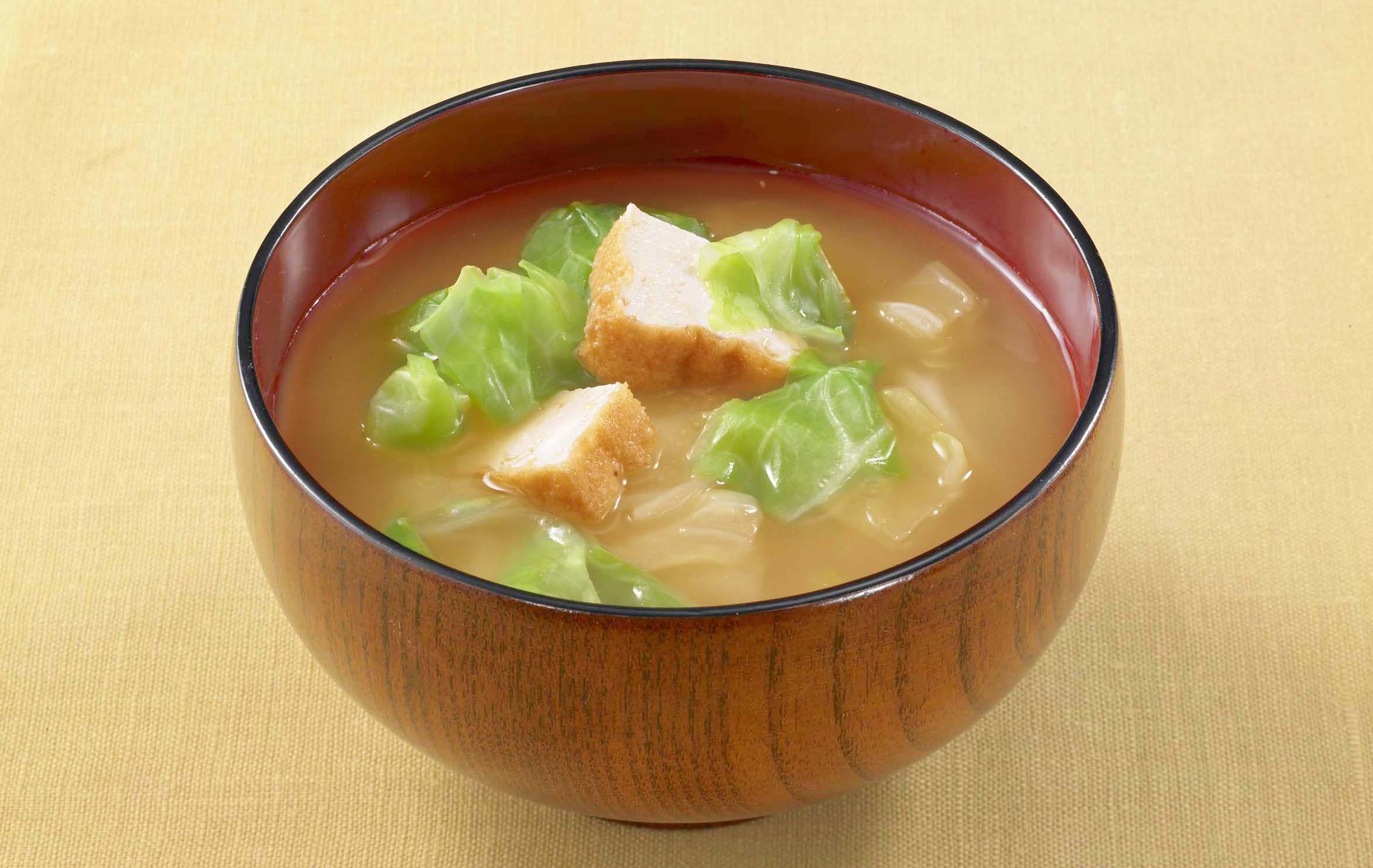 いりこで甘さ引き立つ キャベツの味噌汁