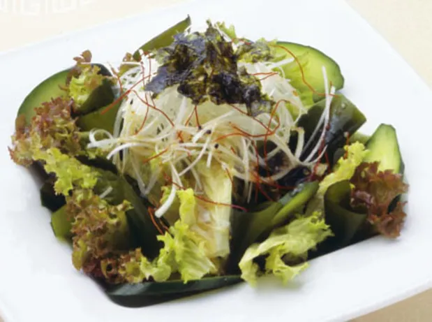 『リケンのノンオイル くせになるうま塩』と「ふえるわかめちゃん」を使用したチョレギサラダ。