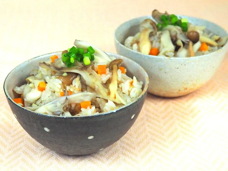 『素材力だし 本かつおだし』『素材力だし こんぶだし』使用レシピ「きのこたっぷり炊き込みご飯」
