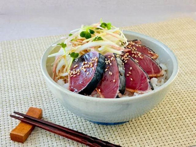 『リケンのノンオイル 青じそ』使用レシピ「かつおとたっぷり薬味の青じそ丼」
