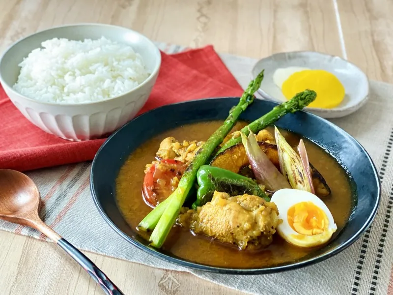 『素材力だし 本かつおだし』を使用した夏野菜たっぷり「お出汁スープカレー」