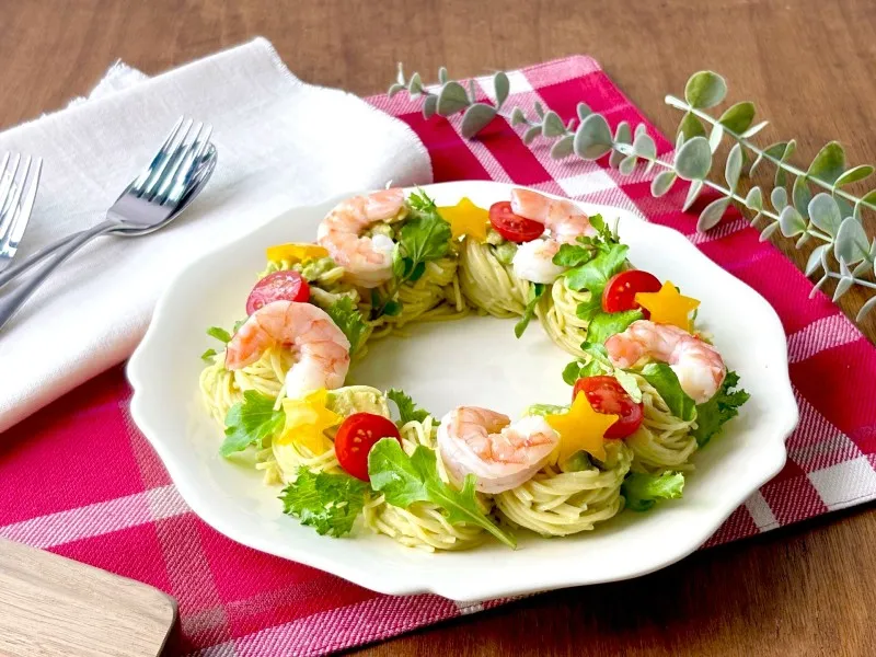 クリスマスリースのパスタサラダ