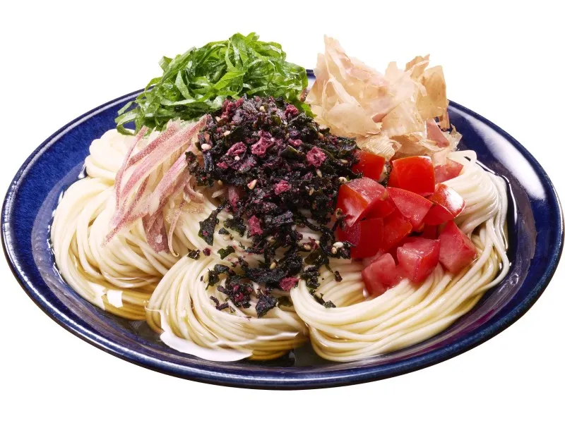 『ふりかけるザクザクわかめ 梅じそ』使用した、香りのいい梅と香味野菜でさっぱりとした「ザクザクわかめ梅じそのかけそうめん」