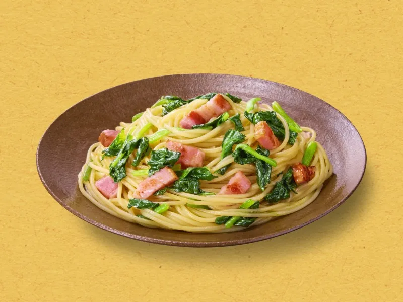 『素材力だし うまみとスパイス』使用レシピ「ベーコンとほうれん草のパスタ」