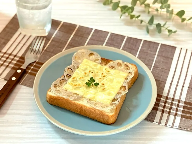 『素材力だし うまみとスパイス』をふりかけた「れんこんチーズトースト」