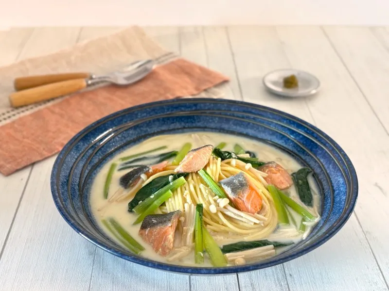 『素材力だし 本かつおだし』使用レシピ「鮭と小松菜の豆乳スープパスタ」