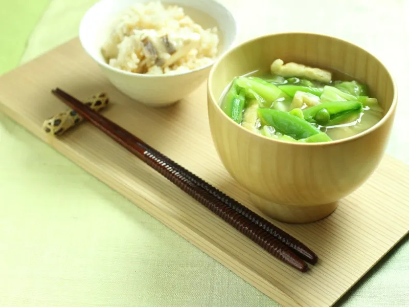 スナップえんどうと春キャベツのみそ汁