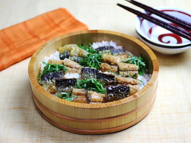 『素材力だし こんぶだし』と『素材力だし 本かつおだし』使用レシピ「焼きさんまのお寿司」