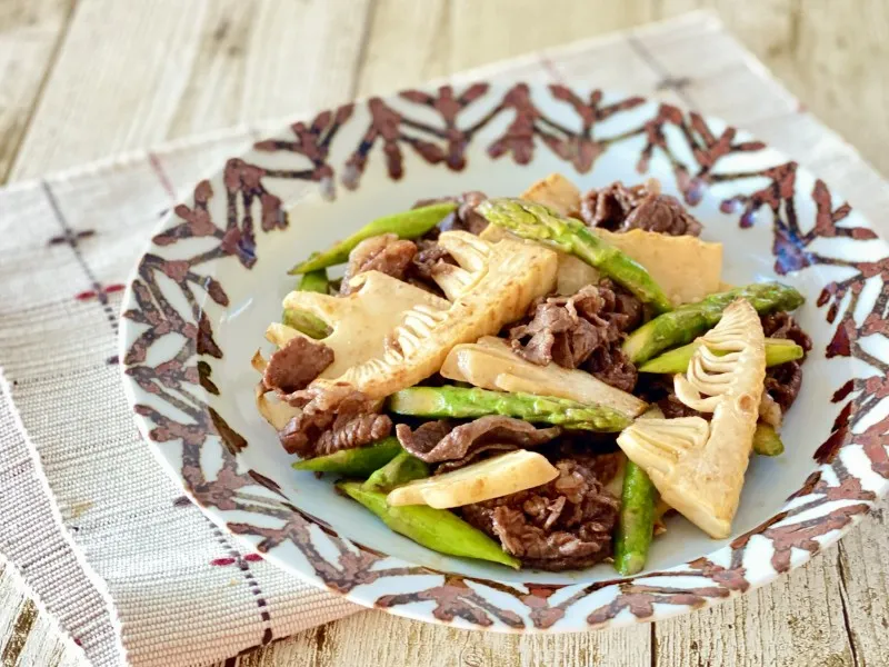 『素材力だし 焼きあごだし』使用レシピ。甘辛く味付けした牛肉と、旬の野菜を炒め合わせた「たけのこと牛肉の和だし炒め」