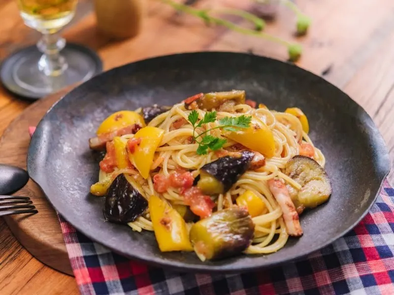 『リケンのノンオイル くせになるうま塩 』使用レシピ「夏野菜のうま塩トマトパスタ」