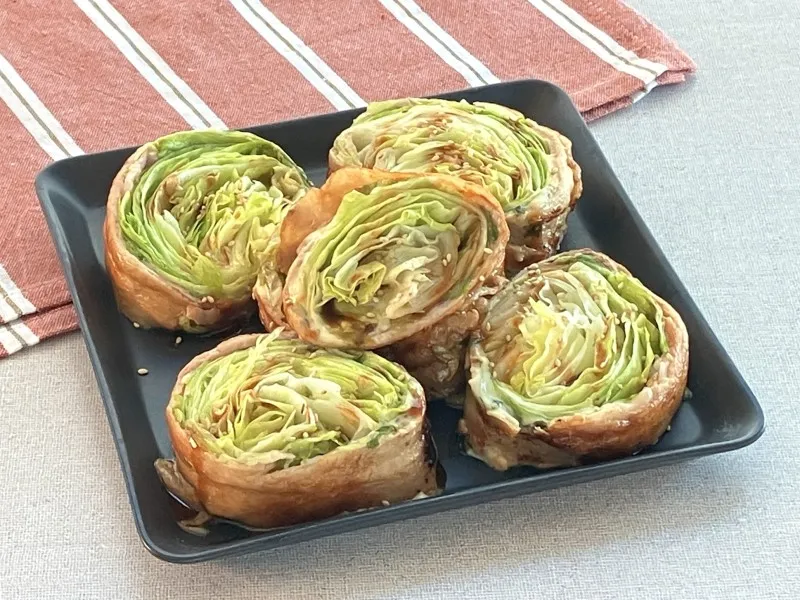 レタスを丸ごと1個使った肉巻きに、コチュジャンを合わせた『リケンのノンオイル 青じそ』を絡め、韓国風に仕上げた「丸ごとレタスの肉巻き」