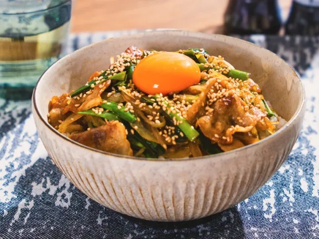 『リケンのノンオイル 青じそ』使用レシピ「スタミナ豚ニラ丼」