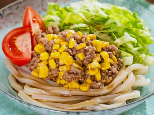 『リケンのノンオイル 青じそ』使用レシピ「コーン肉みそのサラダうどん」